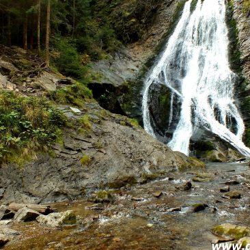 One day hike in Vlădeasa Massif: Bride Veil waterfall and the White Rocks
